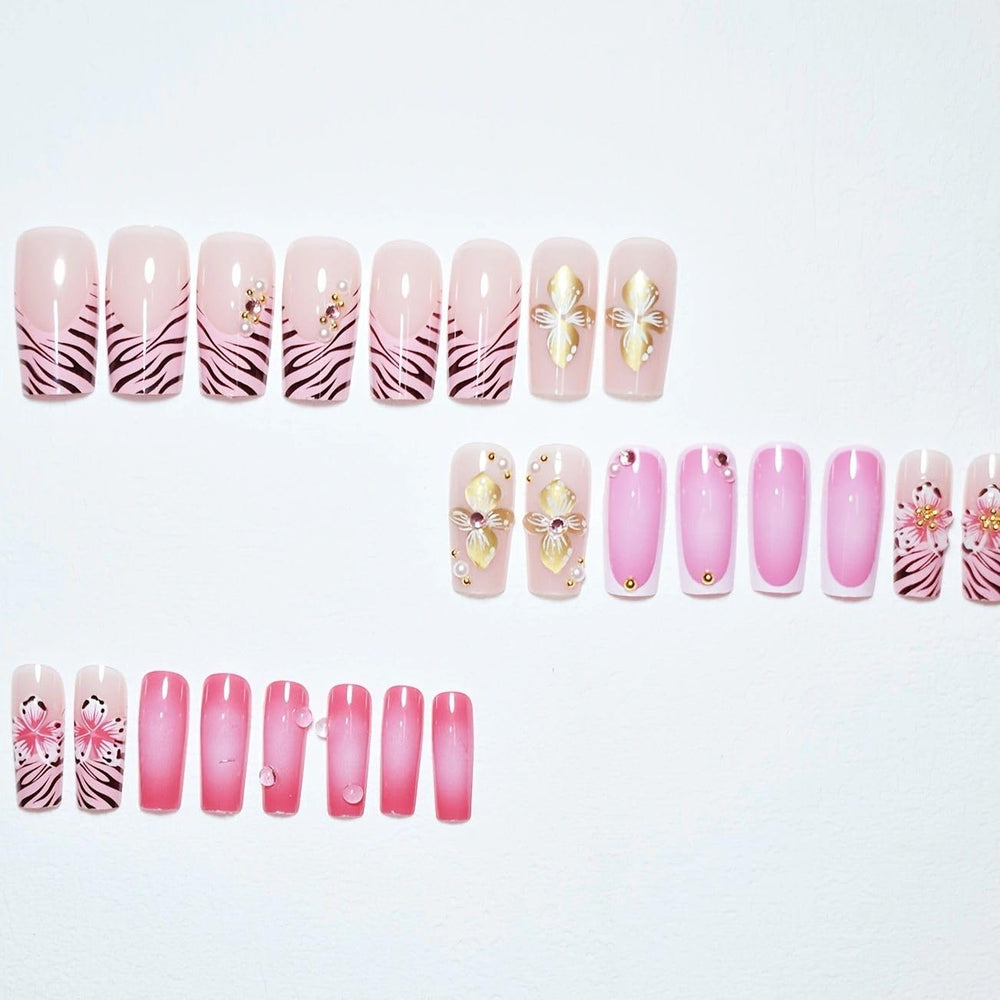 Gleamrain French tip nails showing timeless elegance and versatility.