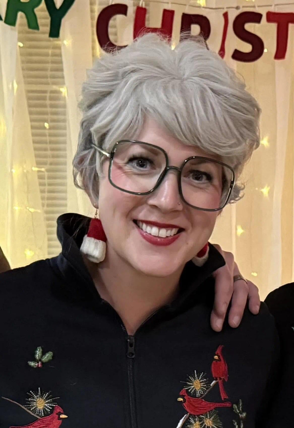 GNIMEGIL adjustable-size wig with two straps suits different head sizes.