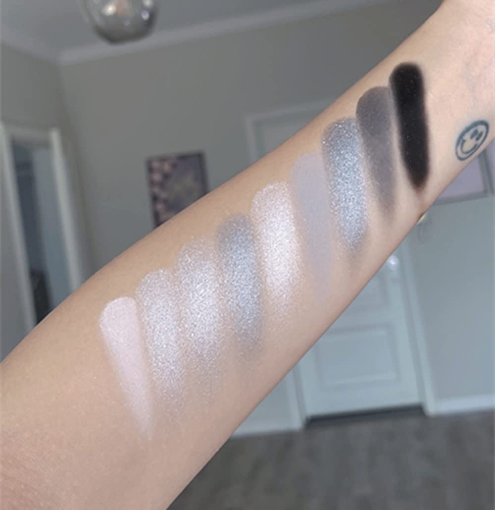 Go Ho Smoky Eyeshadow Palette built-in mirror for on-the-go makeup touch-ups.