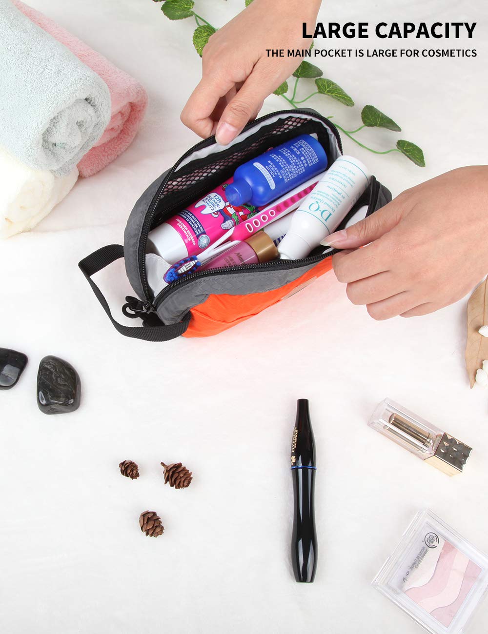GOX Dopp kit hanging hook enables easy access in hotel bathrooms while traveling.