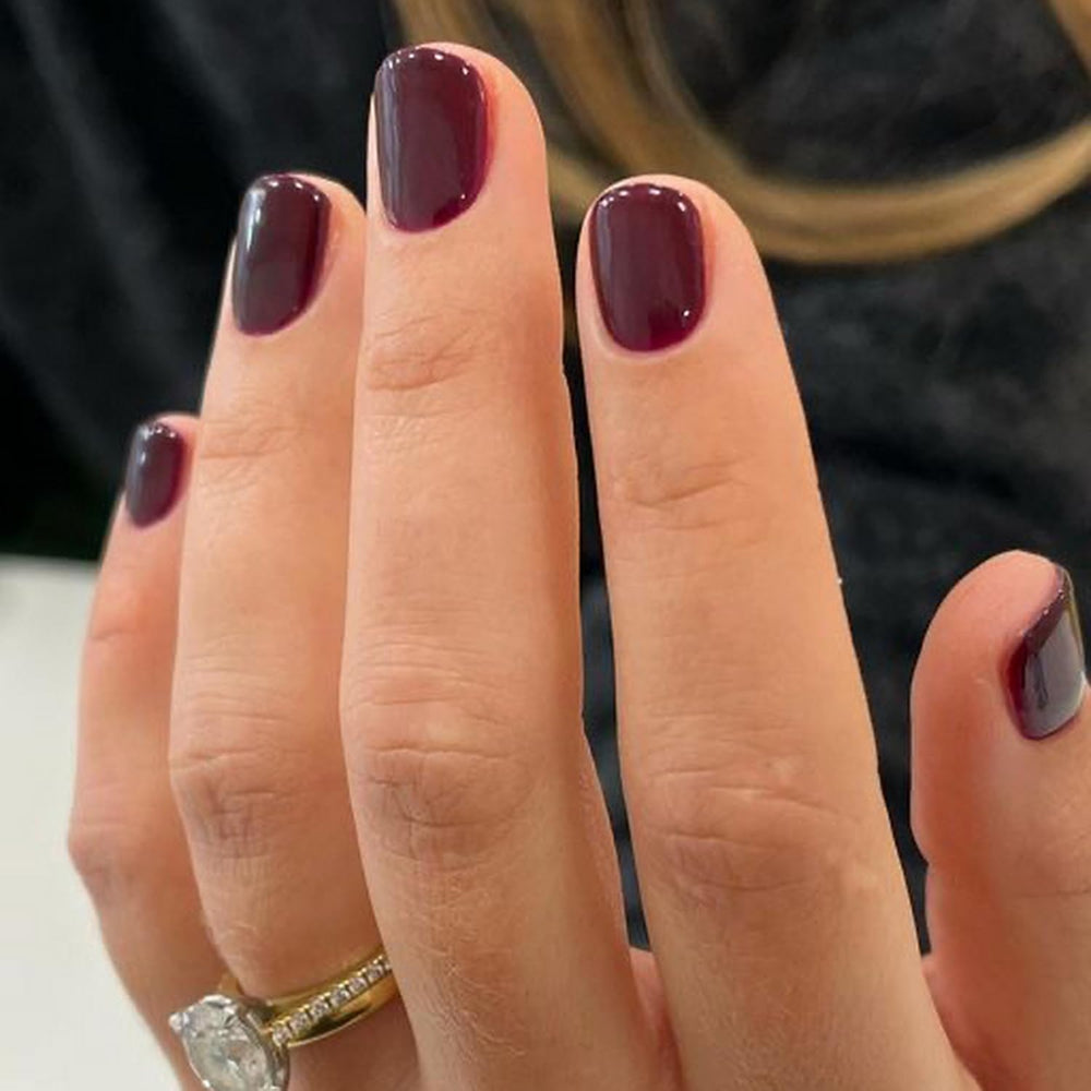 GRITOSE uñas prensadas cortas, cuadradas, color vino rojo para estilo diario.