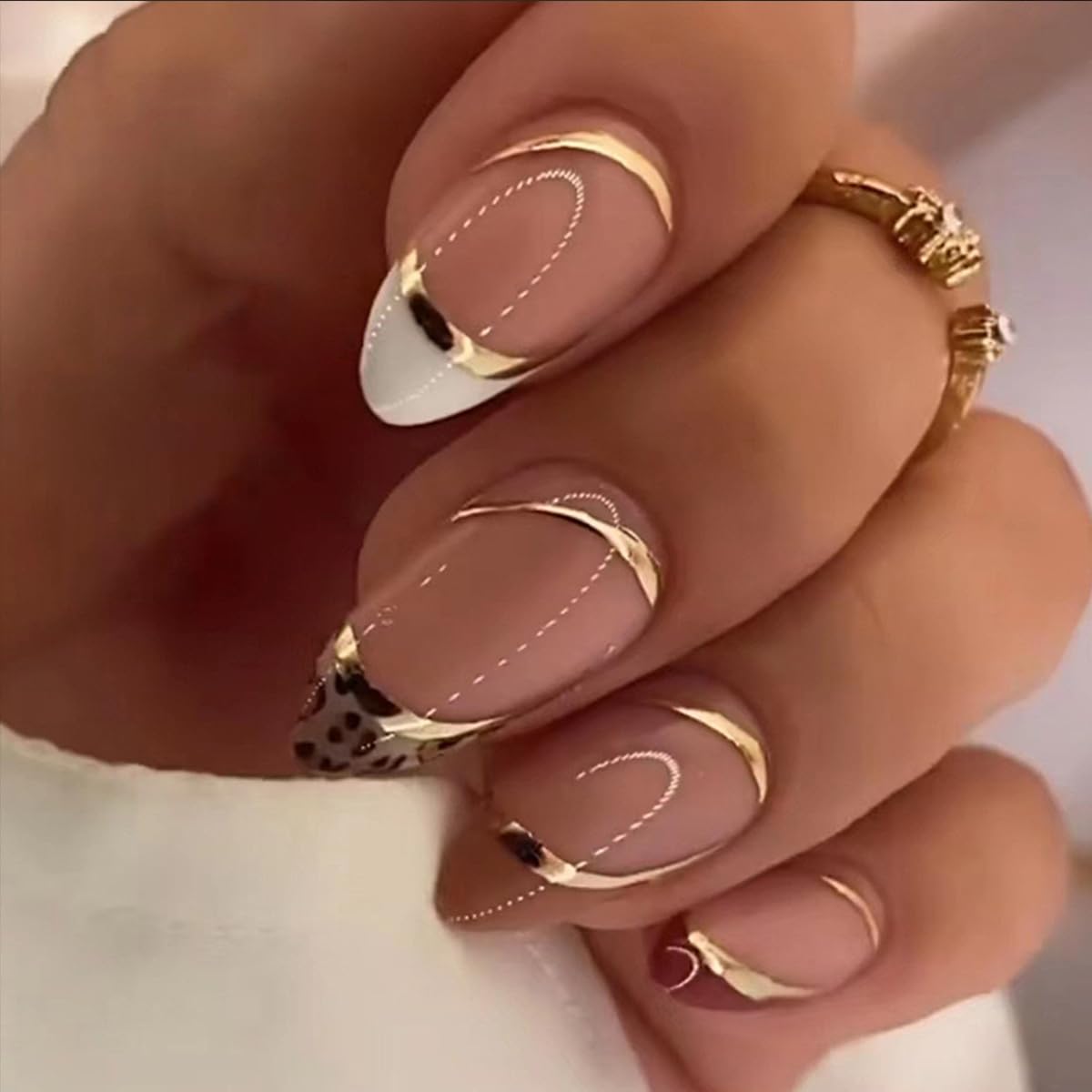 GUFUGU nail glue and adhesive tabs for quick DIY manicures.