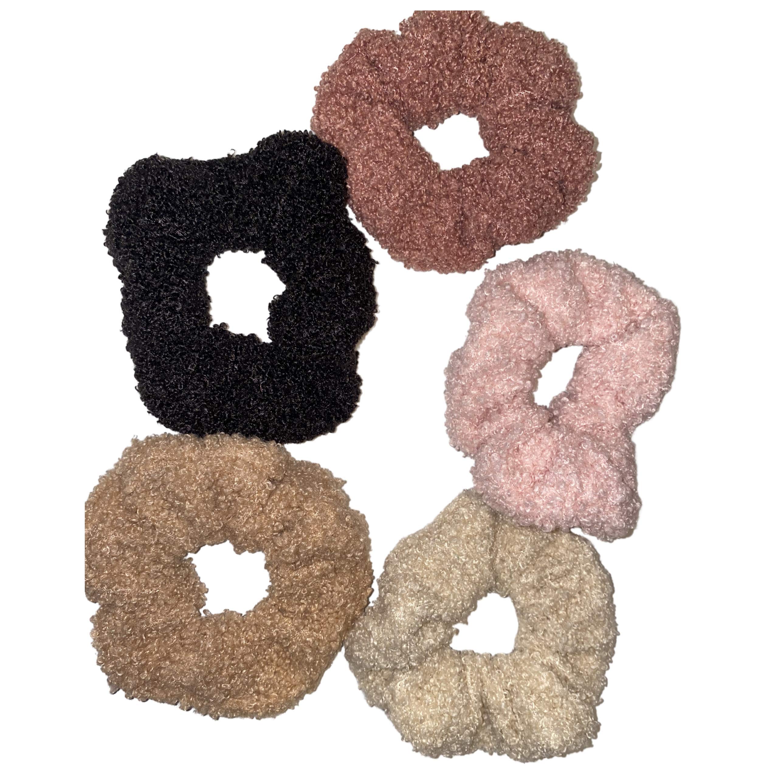 Guiyal teddy scrunchie blush with fluffy texture for comfy ponytails.