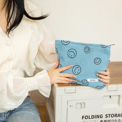 GUTGNK blue makeup bag zipper closeup for secure, easy access
