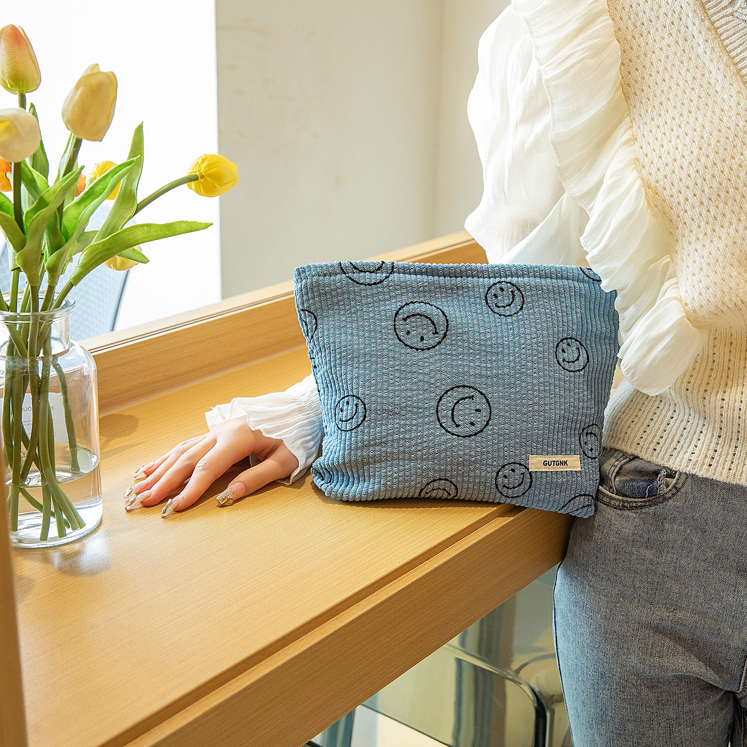 GUTGNK smiley-faced bag keeps items safe and organized on the go
