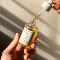 HADEA Cyperus Rotundus Oil amber bottle close-up reveals golden texture ideal for sensitive skin