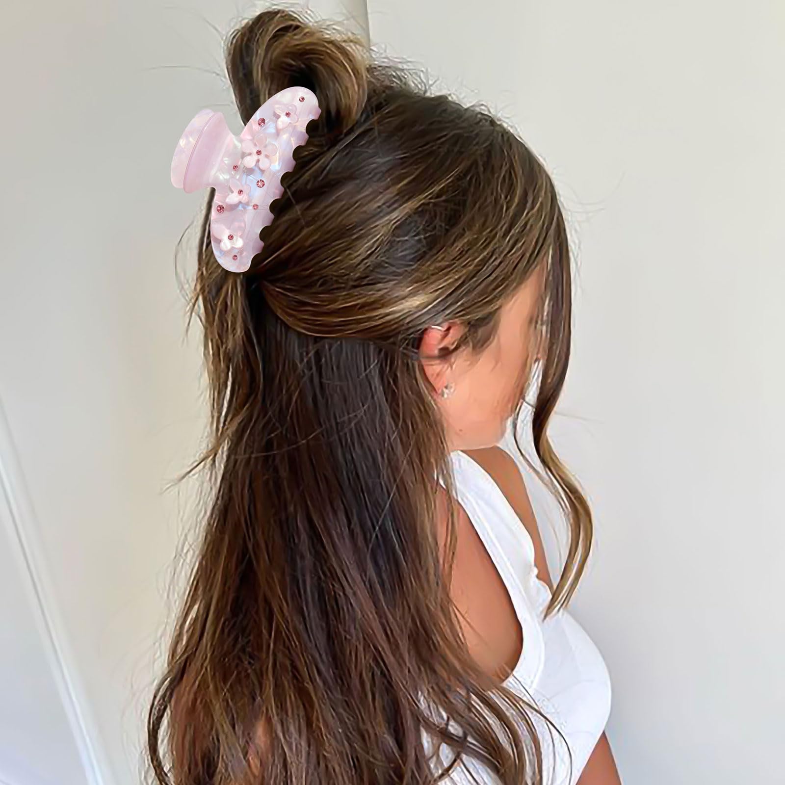 HAIMEIKANG rhinestone flower clip adds delicate feminine style.