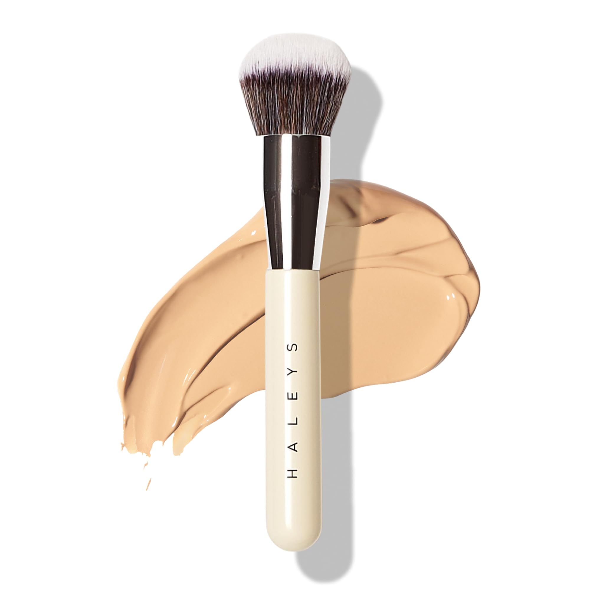HALEYS Kabuki brush close-up bristles for silky, even foundation coverage.