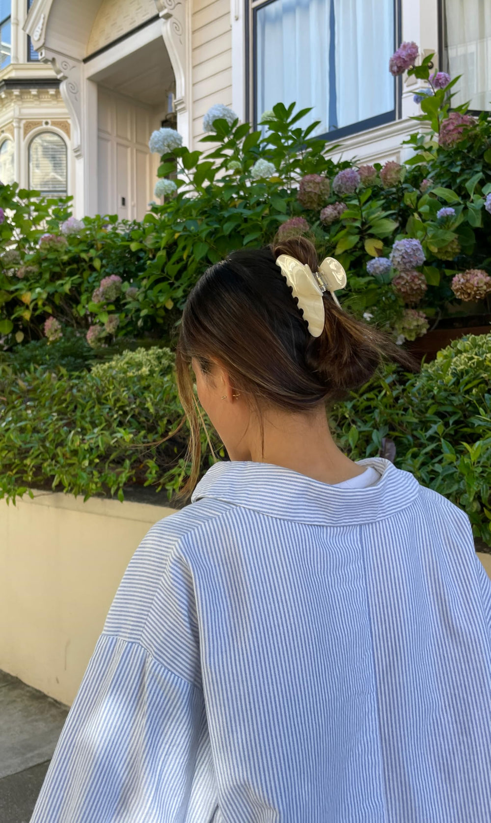Hana Mia easy-open cream acetate clip with smooth edges protects hair from snagging