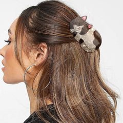 Hapdoo cat hair clip in hair demonstrates secure hold for daily wear.