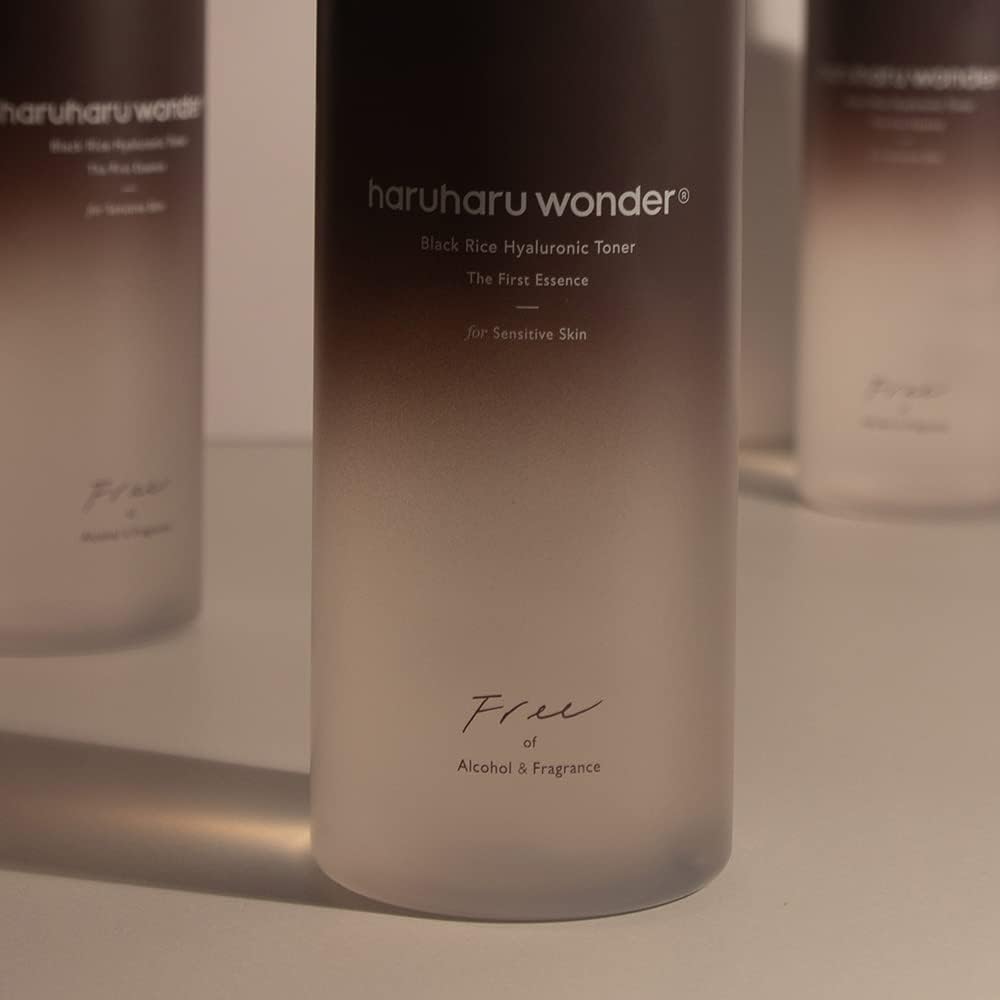 HARUHARU Wonder toner close-up highlighting hydrating formula with hyaluronic acid.