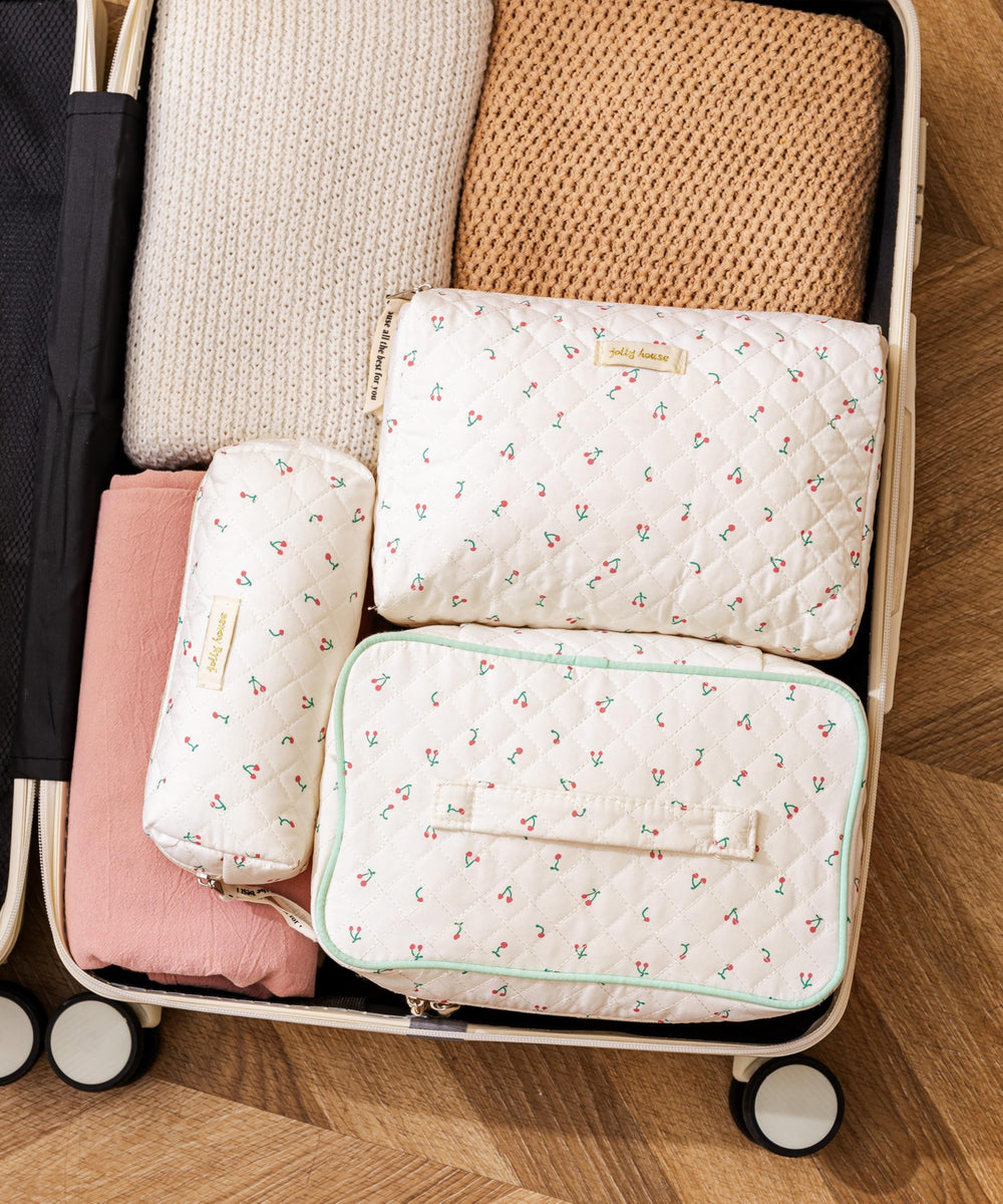 HBselect quilted makeup bag highlights smooth gold zipper detail.