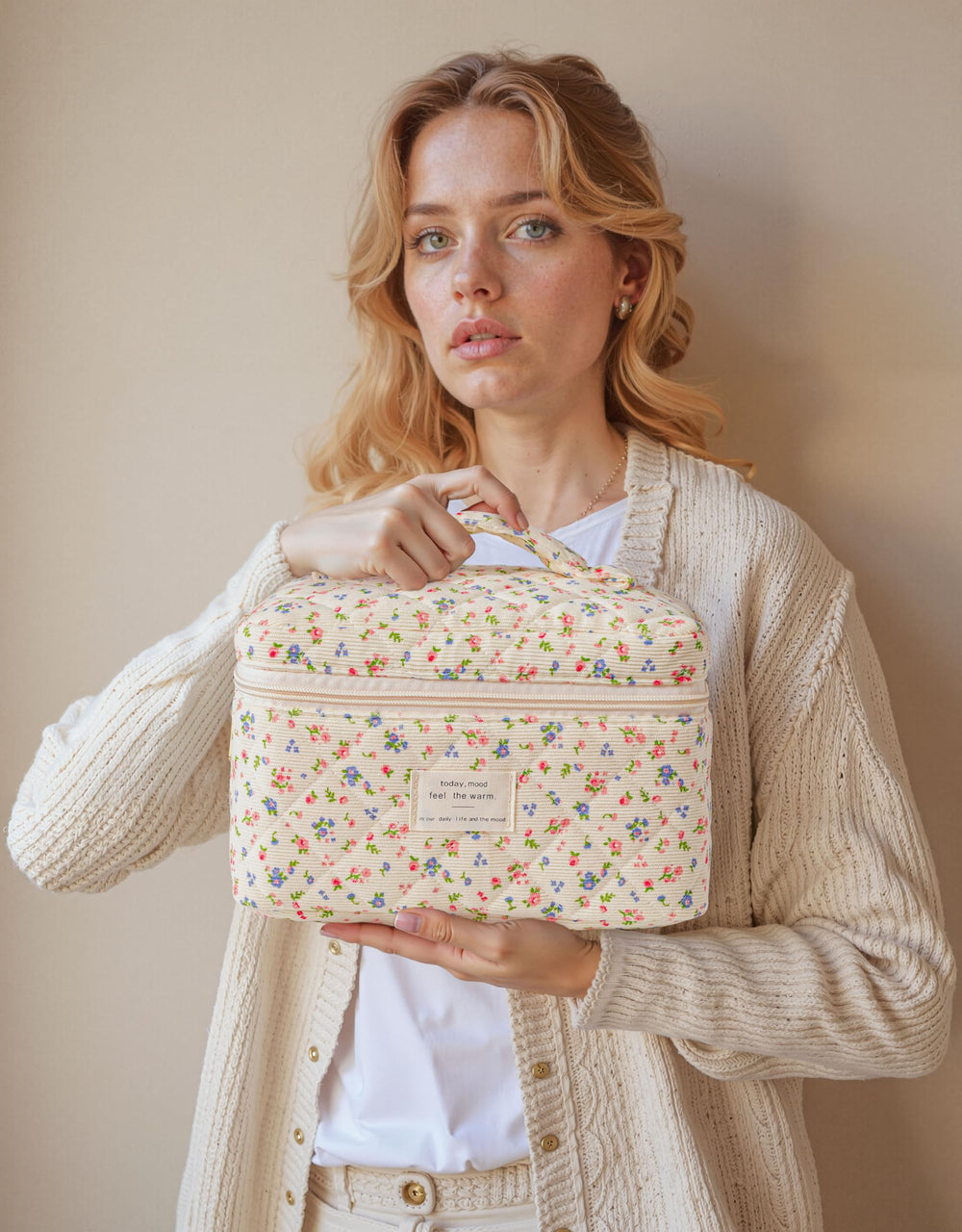 HBselect travel makeup bag easy-to-pack design fits in purses and suitcases.
