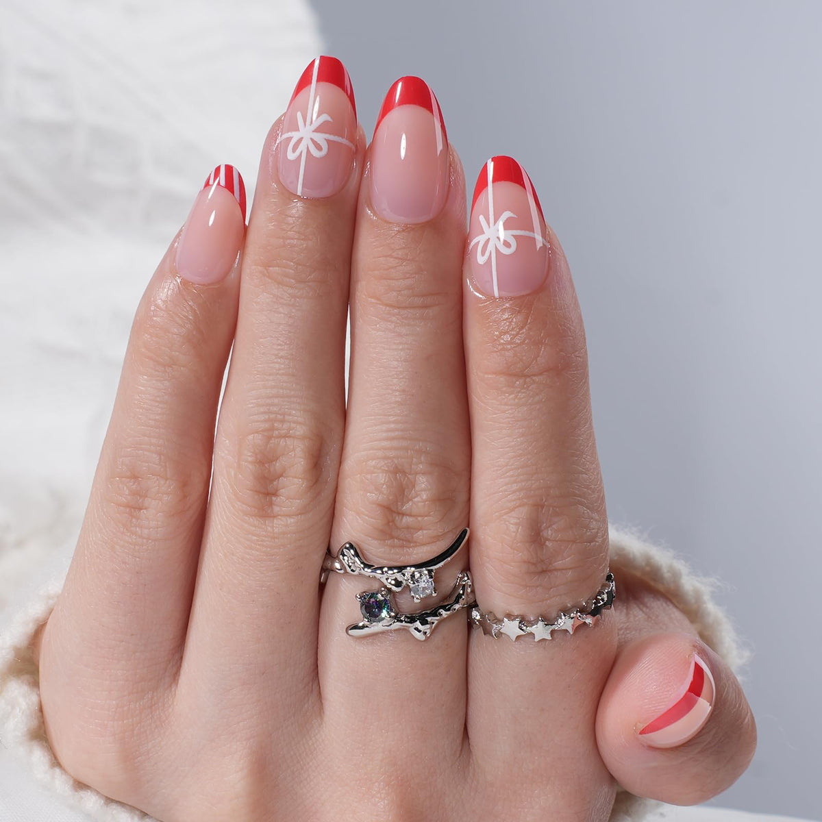 Herlight Christmas press on nails kit opened to show 32 nails in 16 sizes for perfect fit.