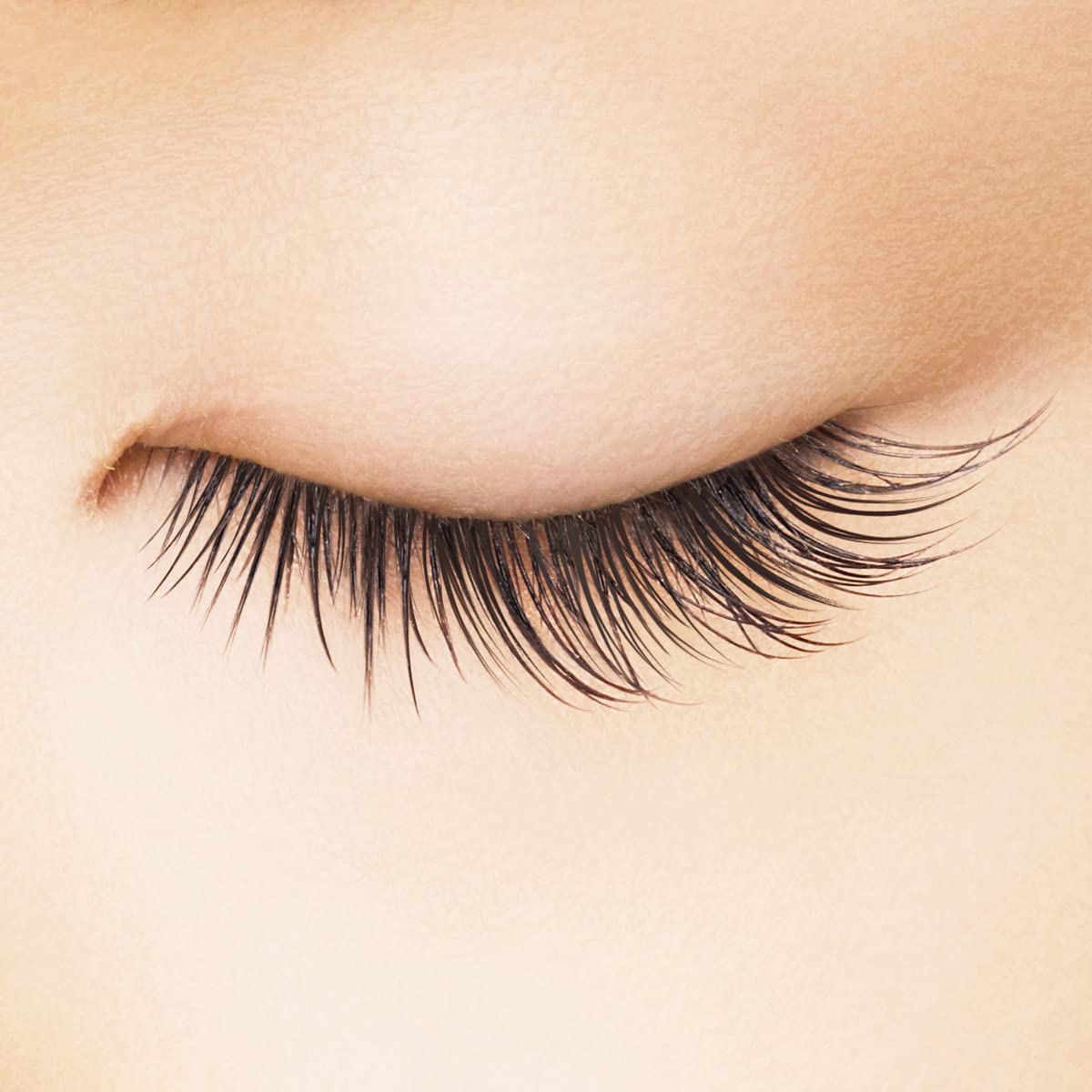 Heroine Make Eyelash Primer clear swipe prepared for mascara layering.