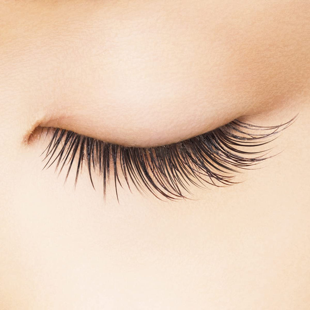 Heroine Make Eyelash Primer clear swipe prepared for mascara layering.