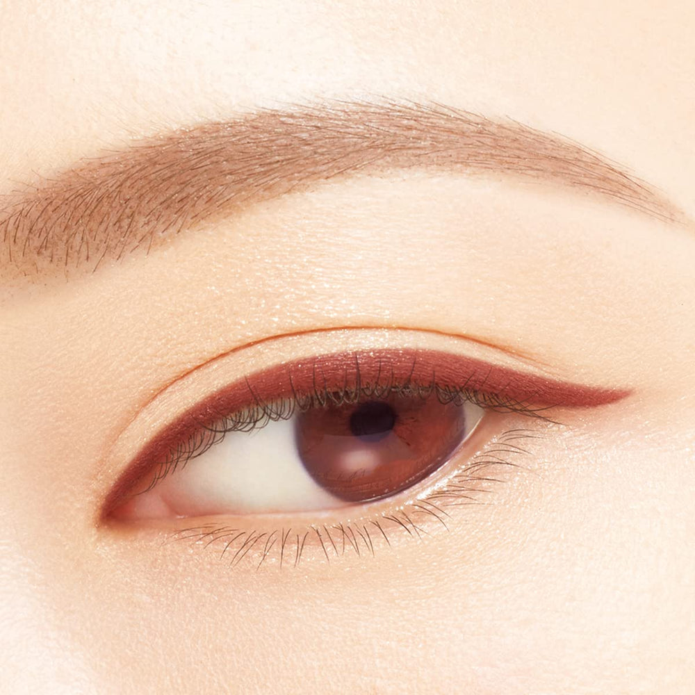 Heroine Make smudge-proof, waterproof formula resists rubbing and sweat.