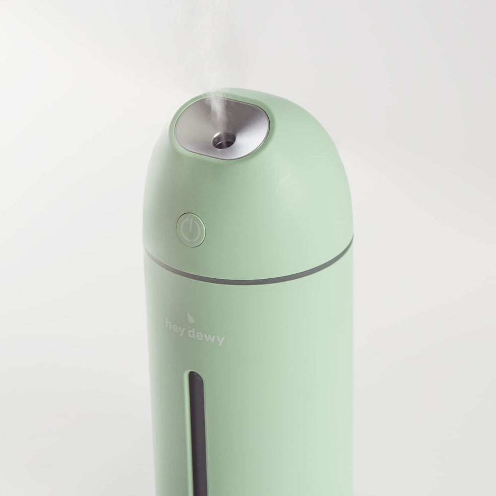 Hey Dewy close-up mist nozzle demonstrating quiet operation for desk use