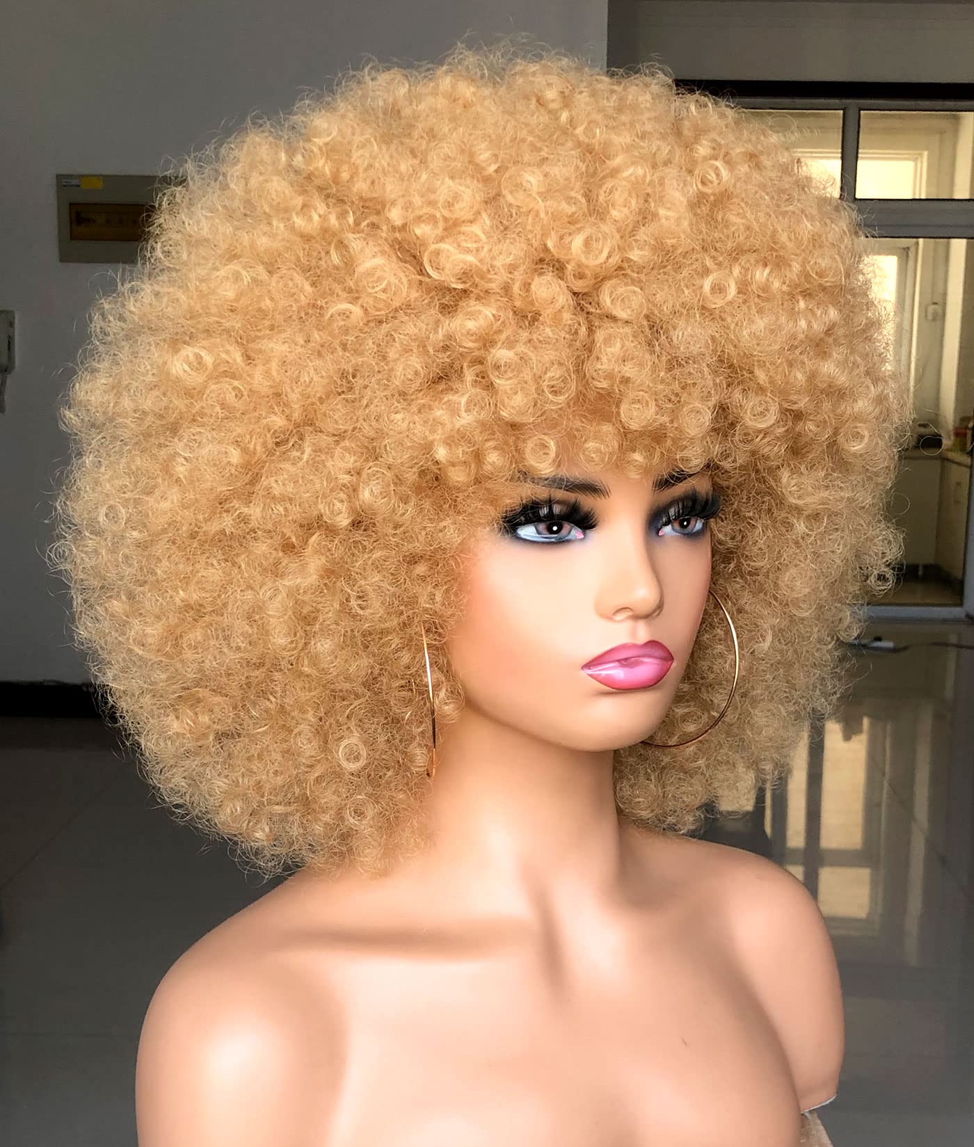 HIHOO lightweight 180g afro wig enables easy styling and comfort.