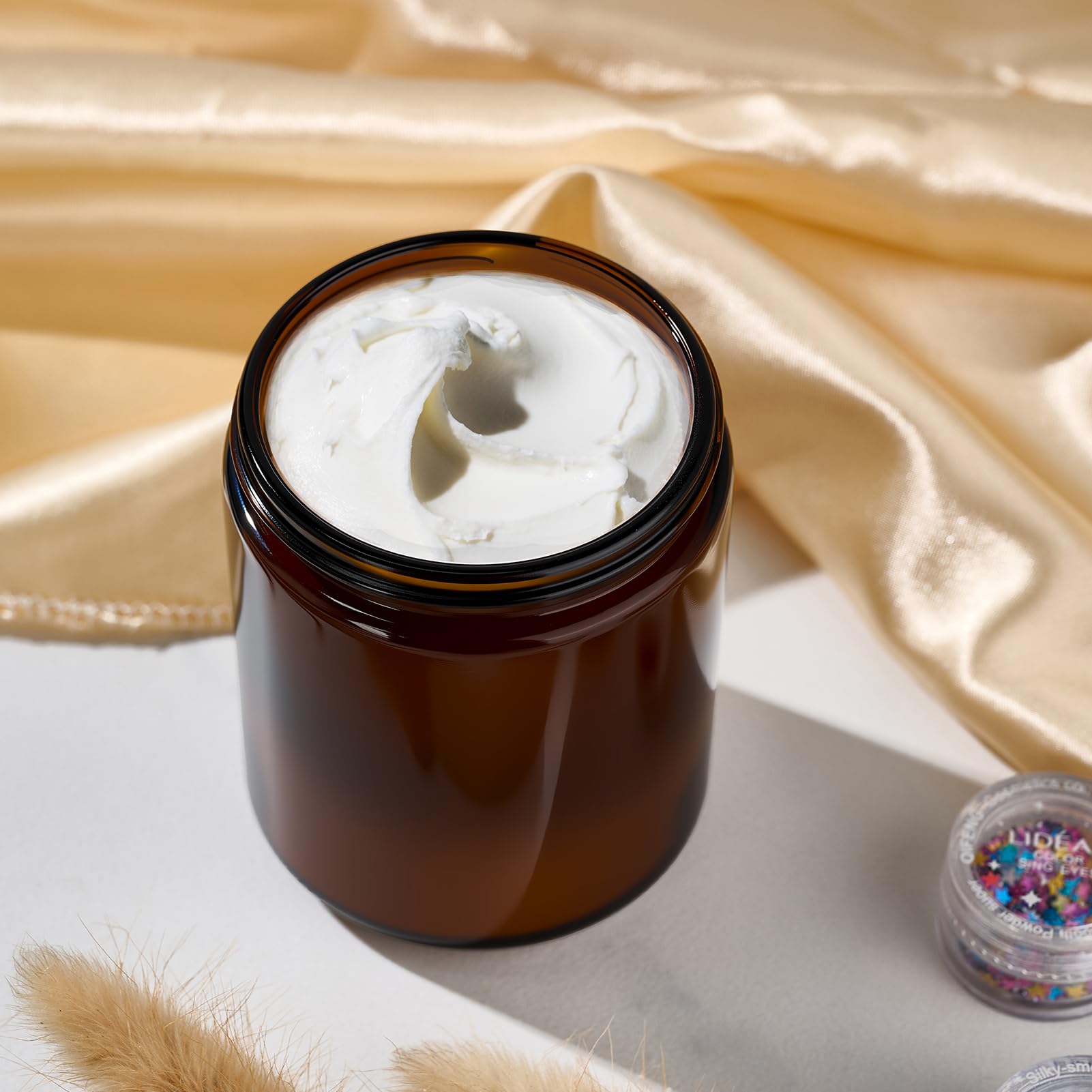 Hoa Kinh airtight black lid keeps contents fresh and sealed