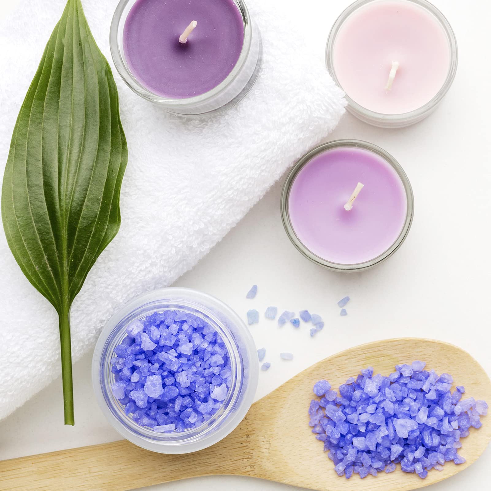 11 Hoa Kinh airtight glass jar with screw-on lid keeps lotions leak-free during travel.