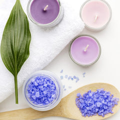 11 Hoa Kinh airtight glass jar with screw-on lid keeps lotions leak-free during travel.