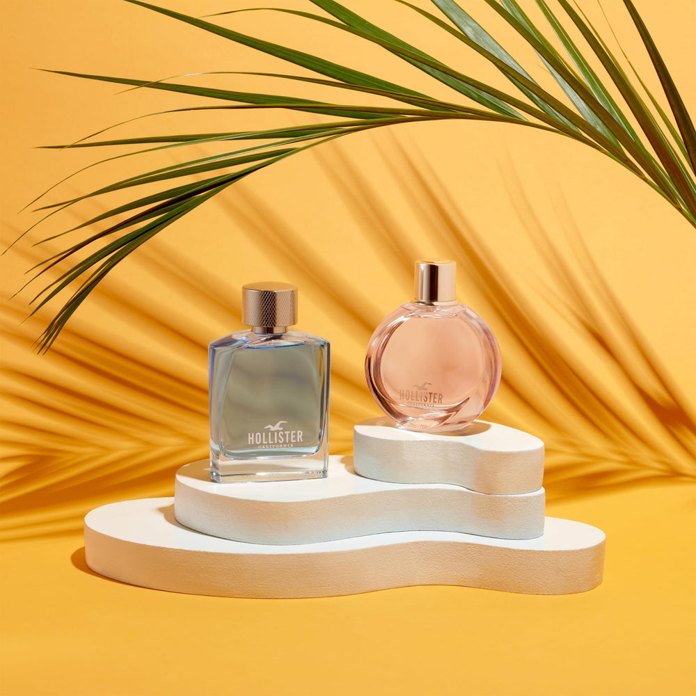 Hollister Wave Women spray application captured for easy, long-lasting fragrance