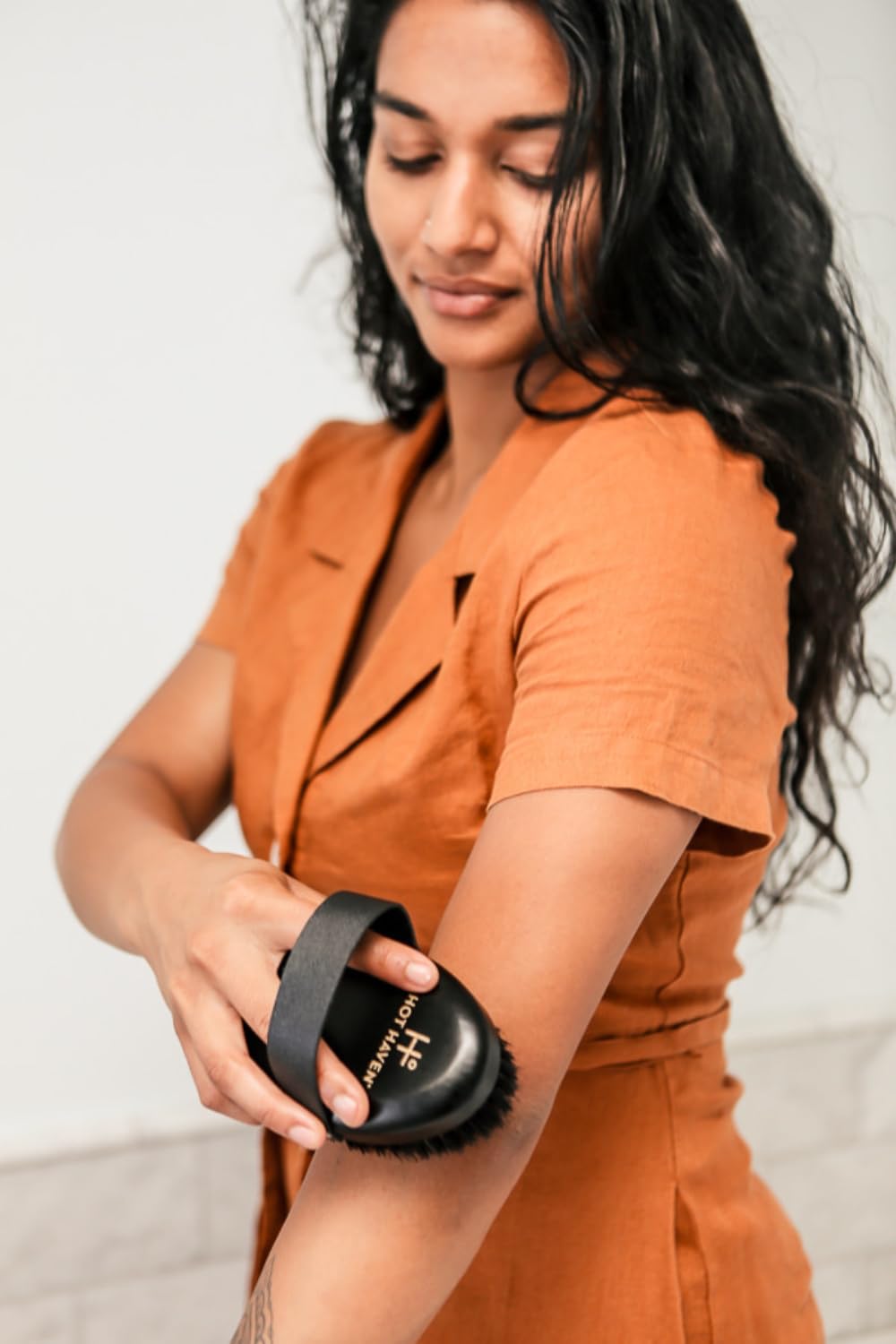 HOT HAVEN Ionic Copper Dry Brush close-up demonstrates exfoliation and lymphatic support.