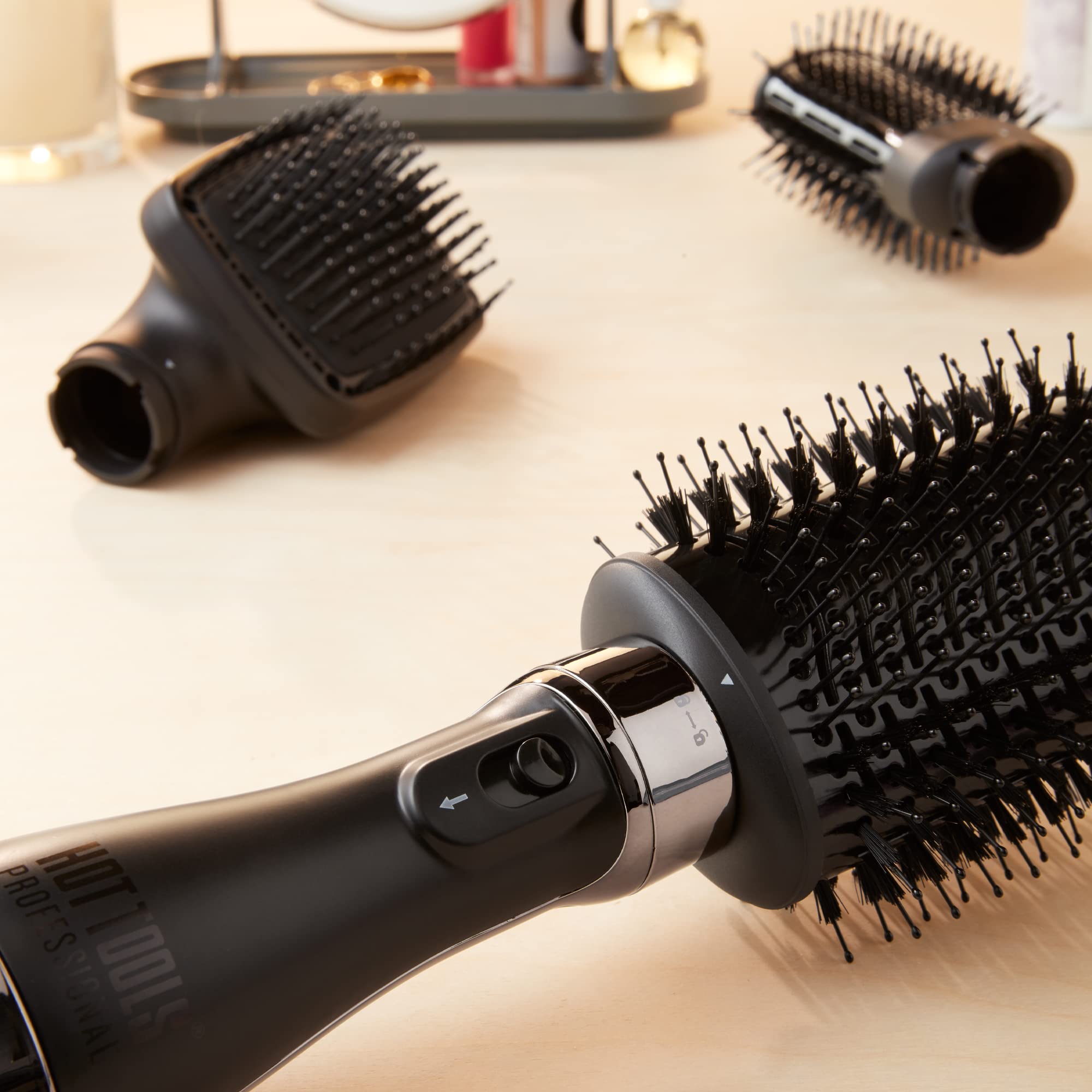 Hot Tools Pro Artist Black Gold features even heat across the hair length.