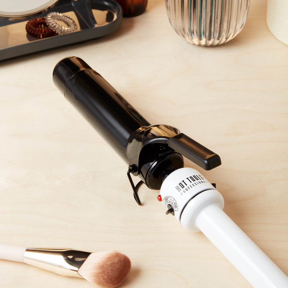 8ft swivel cord on HOT TOOLS Pro Artist Nano Ceramic Curling Iron/Wand enables easy movement.