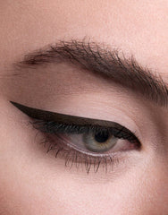 Hourglass 1.5mm liner application on waterline showing smooth, mess-free routine.
