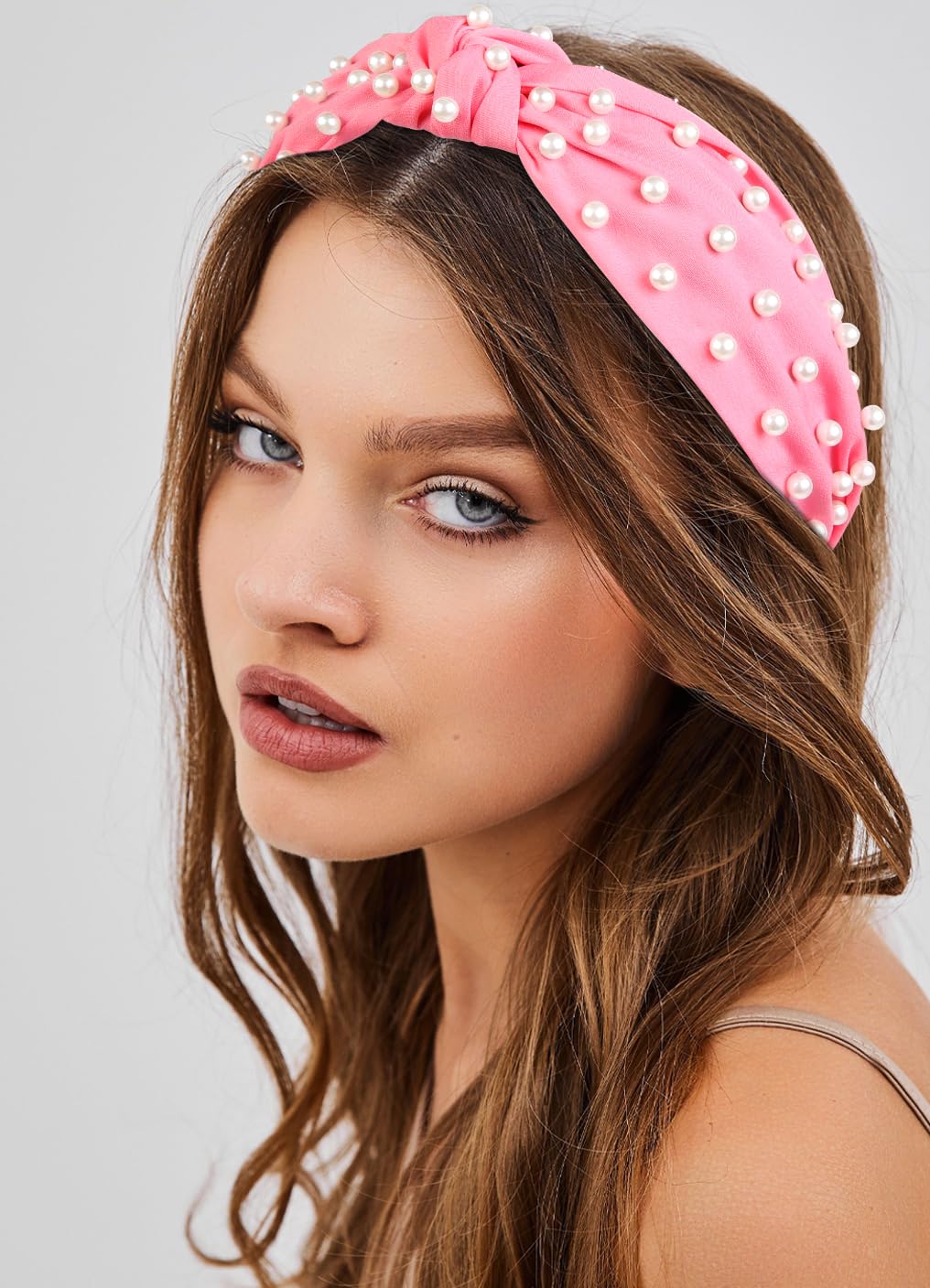 Huachi knotted-top headband with trendy style and secure placement