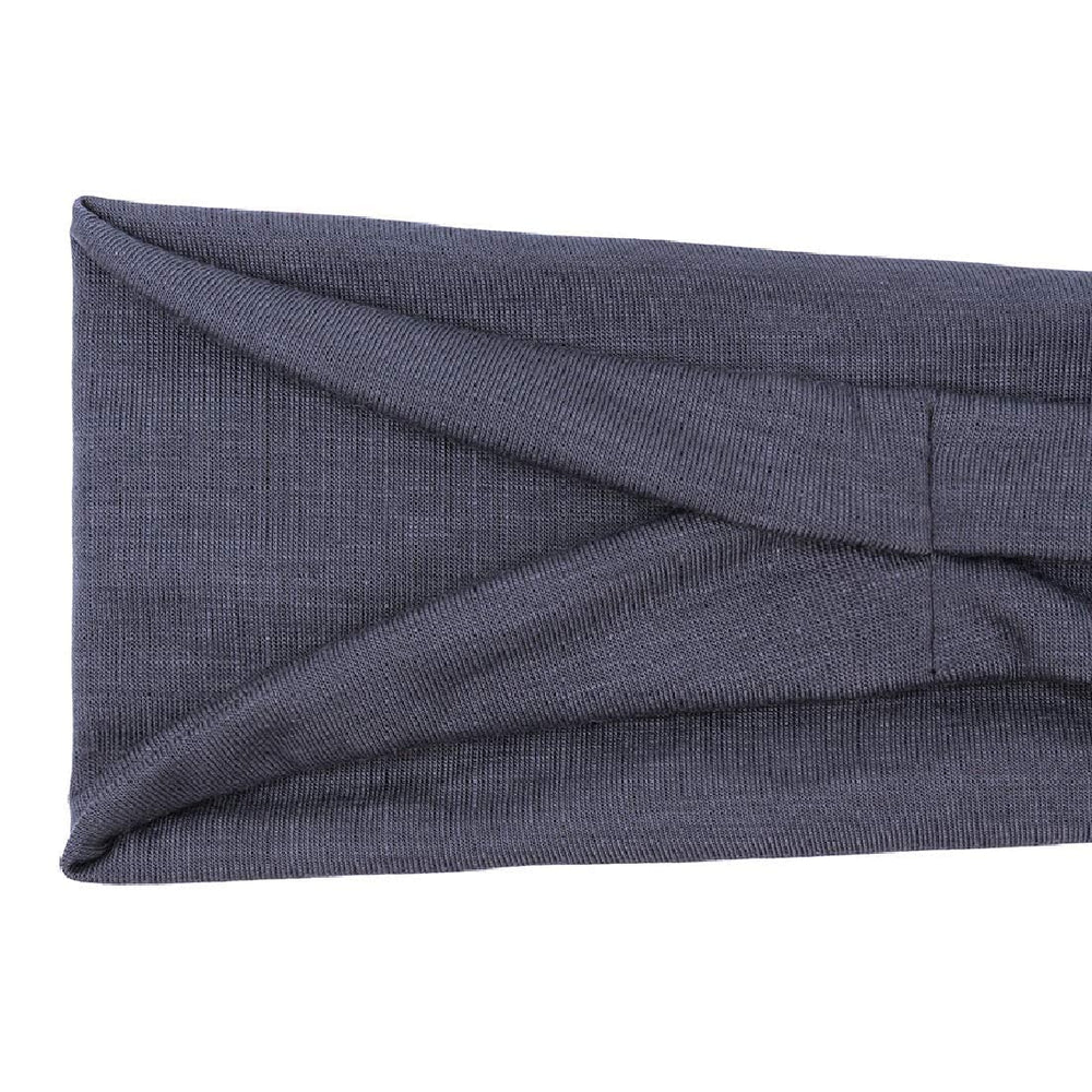 Huachi non-slip headband during yoga session highlighting flexible fit.