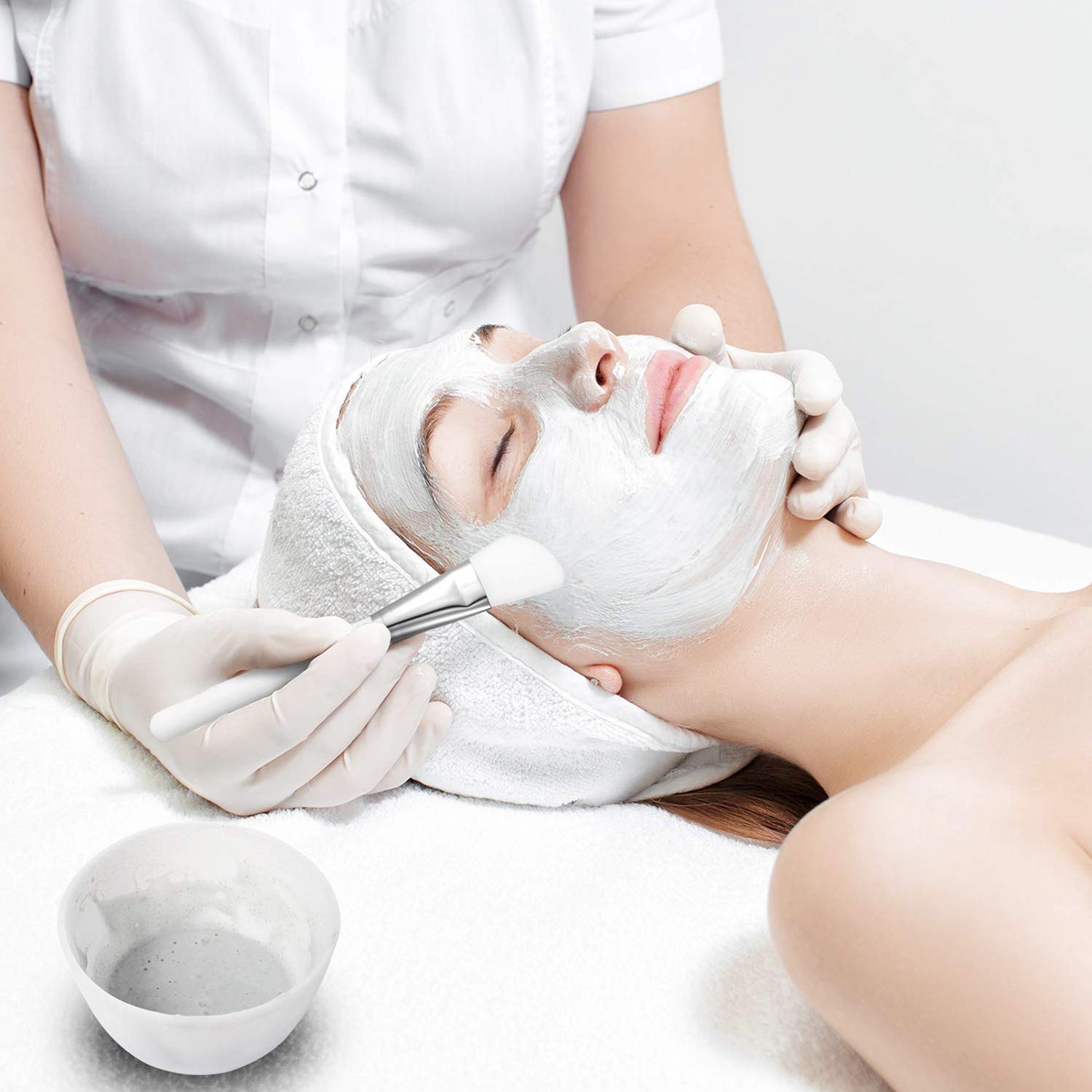 Hulless silicone mixing bowl supports facial masks, body products, and hair treatments.