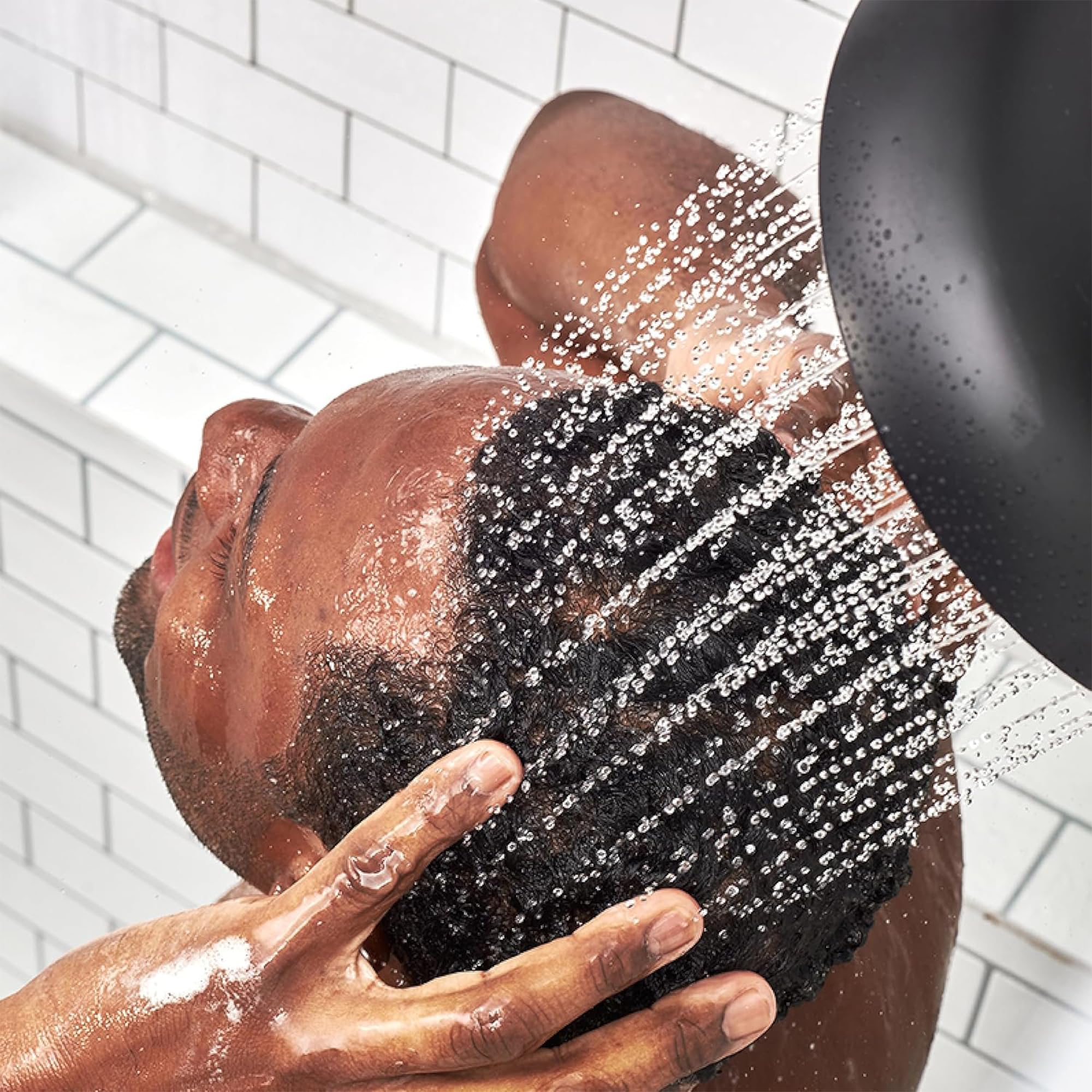 Huron Men’s Conditioner close-up on hair cuticle showing smoothing and frizz reduction.