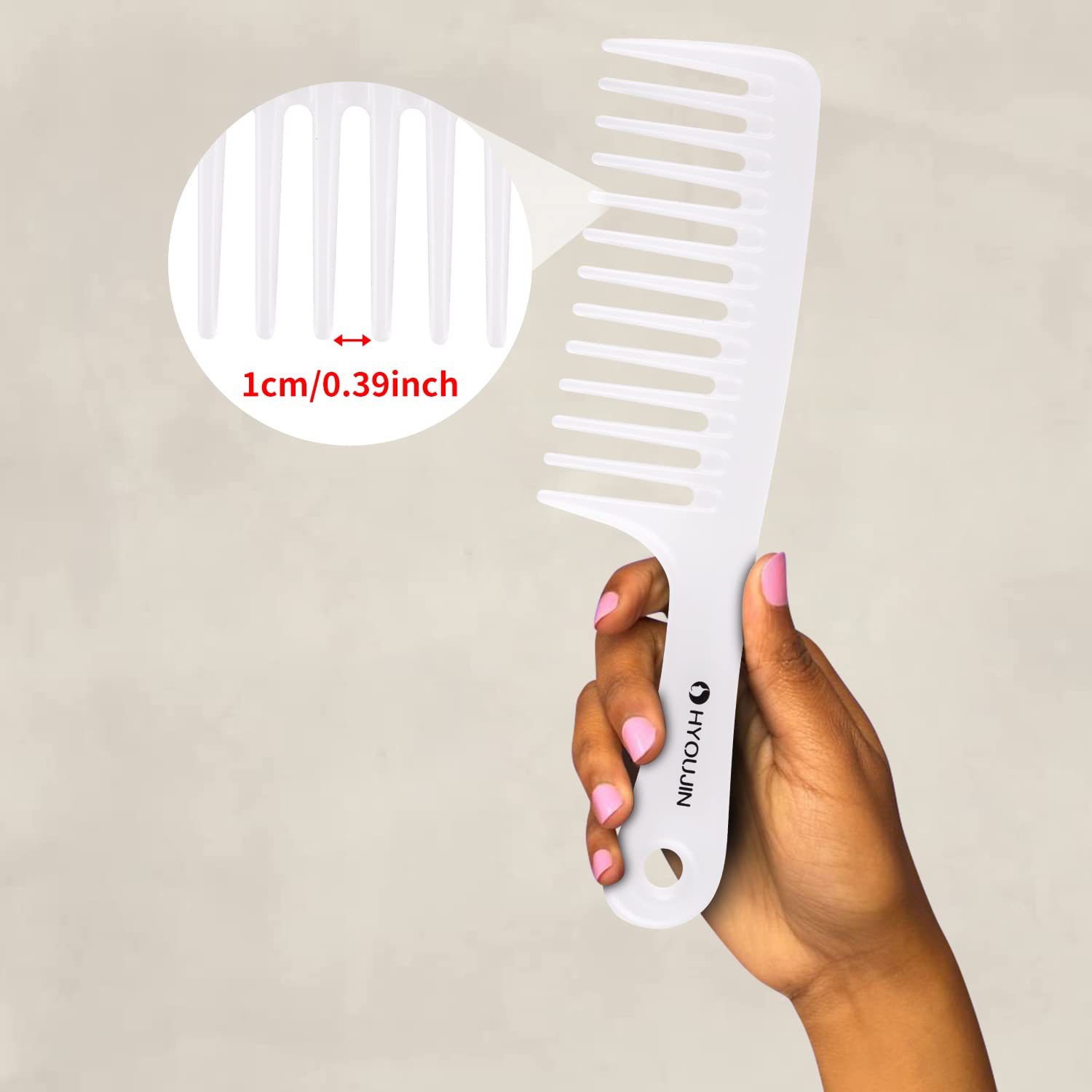 HYOUJIN round-handle detangling comb with smooth teeth for comfortable styling.