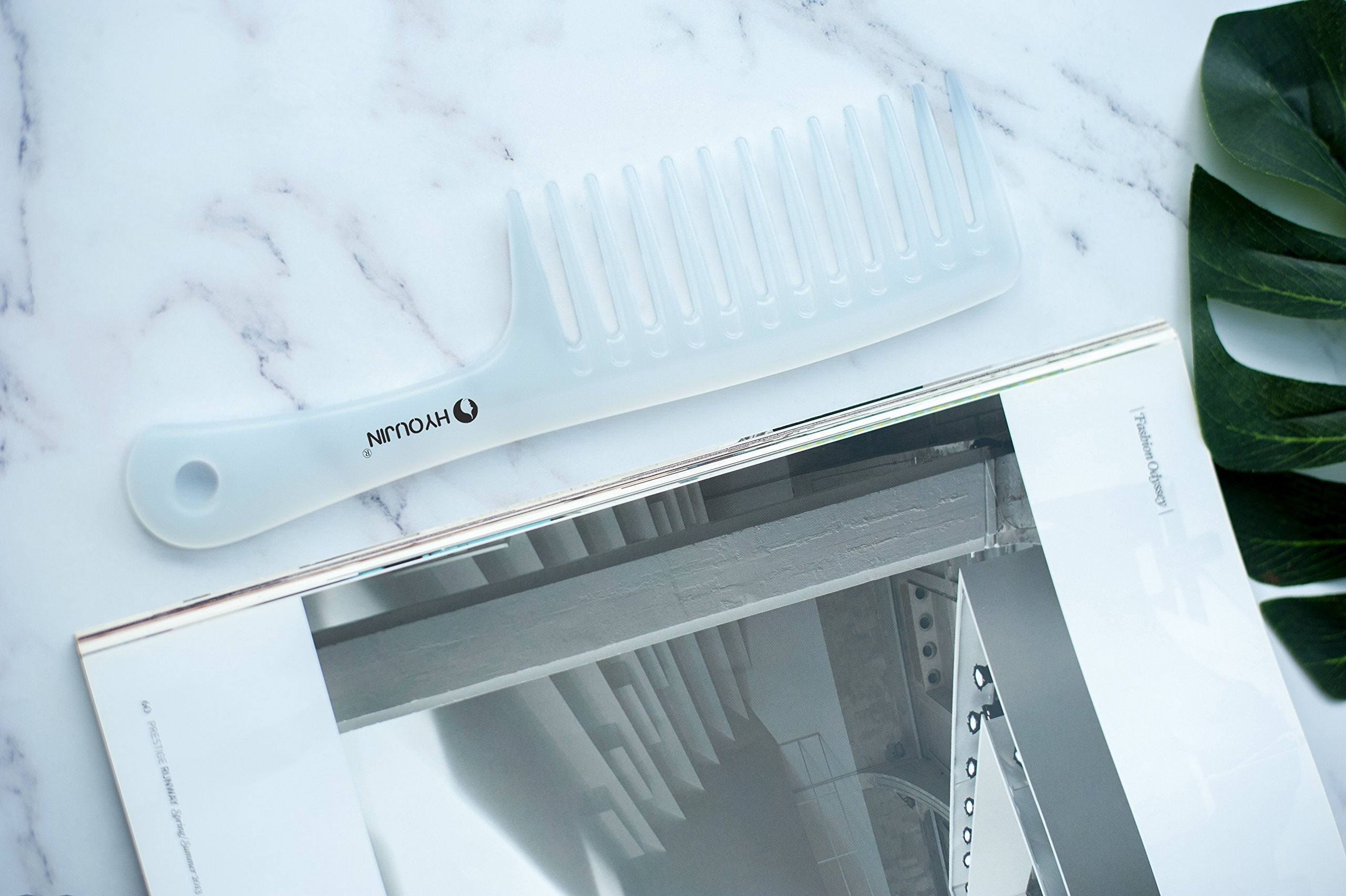 HYOUJIN smooth-teeth detangler minimizes snagging for scalp-friendly grooming.