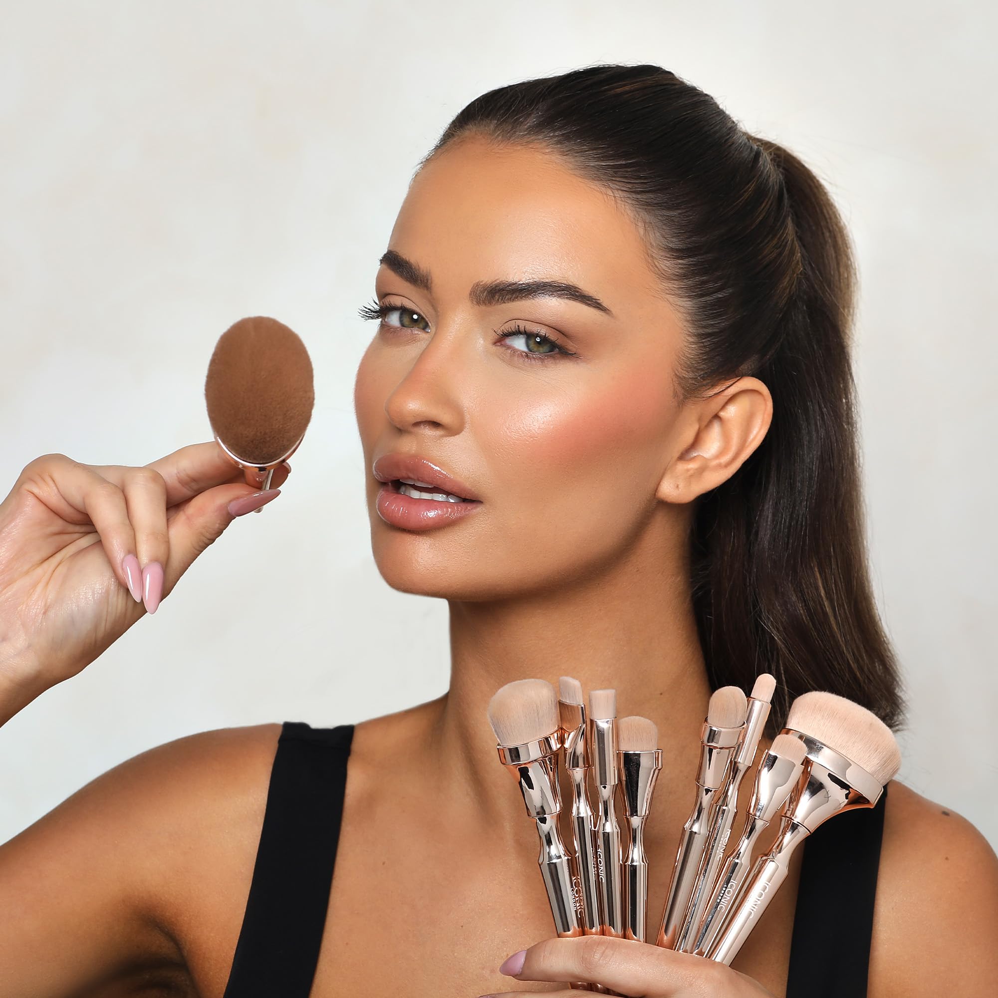 Iconic London HD Blend brush in action demo showing versatile formula use.