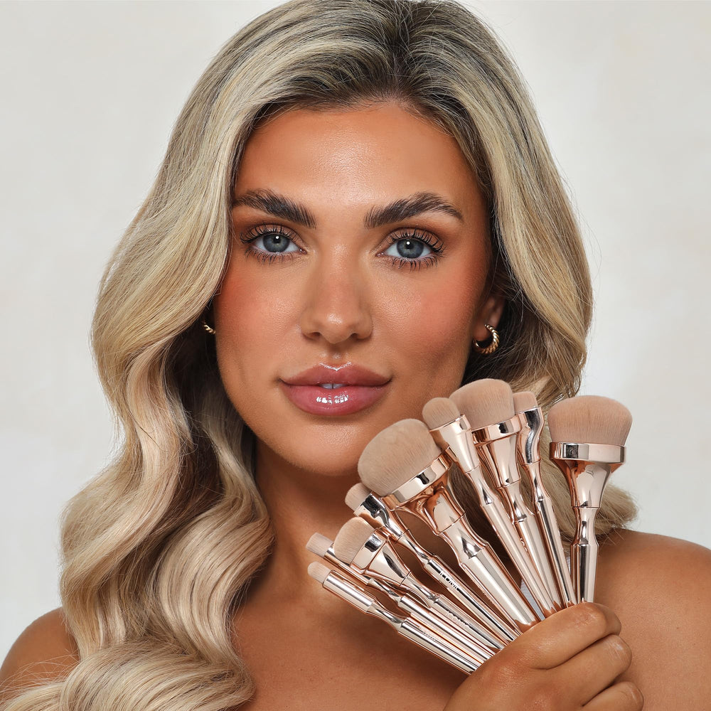 Iconic London HD Blend brush delivers seamless blend for a second-skin finish.