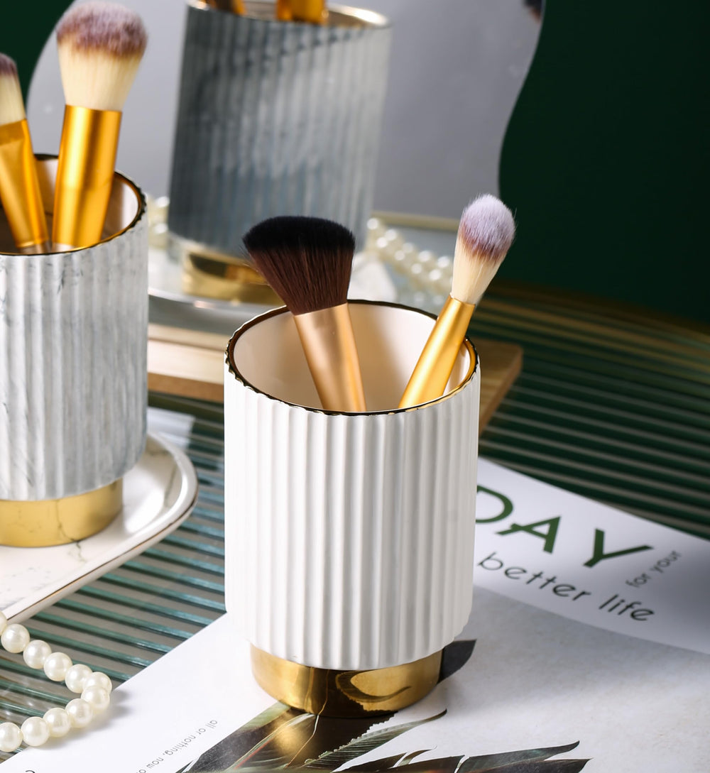 IEEK makeup brush holder striped ceramic close-up with gold rim details for luxury look