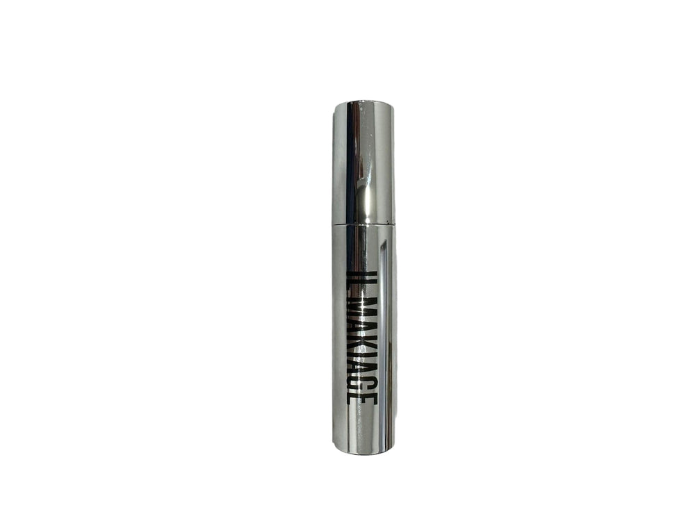 Il Makiage concealer under-eye application reduces dark circles for a refreshed look.