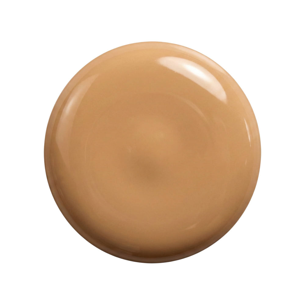 Il Makiage foundation application shot showing blendable formula for natural coverage.