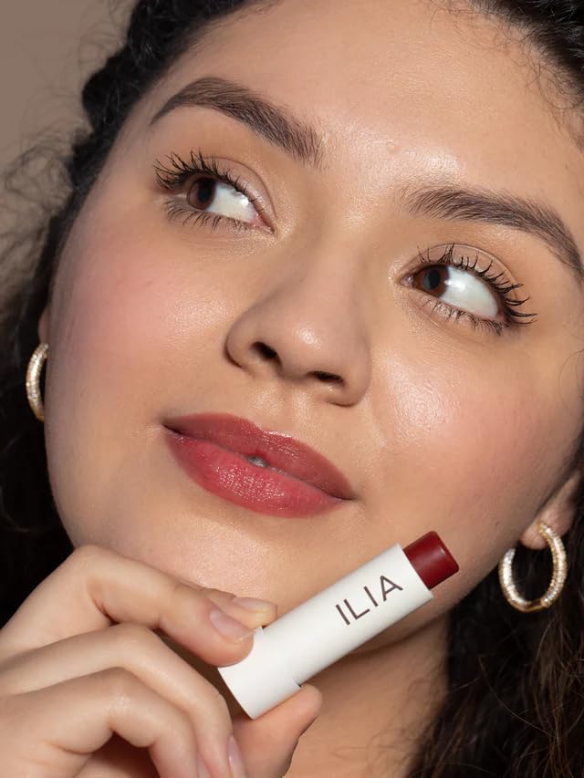 Fórmula con rosa mosqueta en ILIA Balmy Tint para nutrición labial.