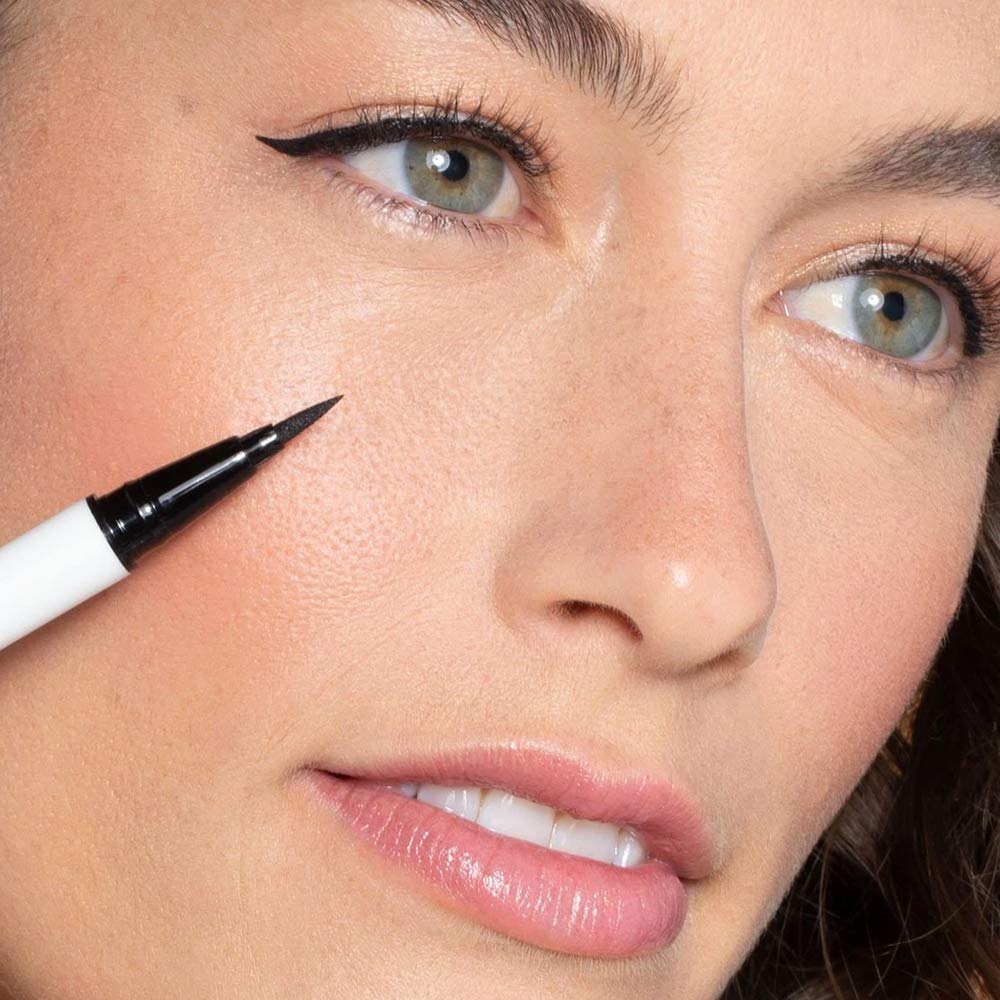 ILIA Clean Line Liquid Liner precise tip demonstrates effortless tightlining and smooth cat-eye definition.