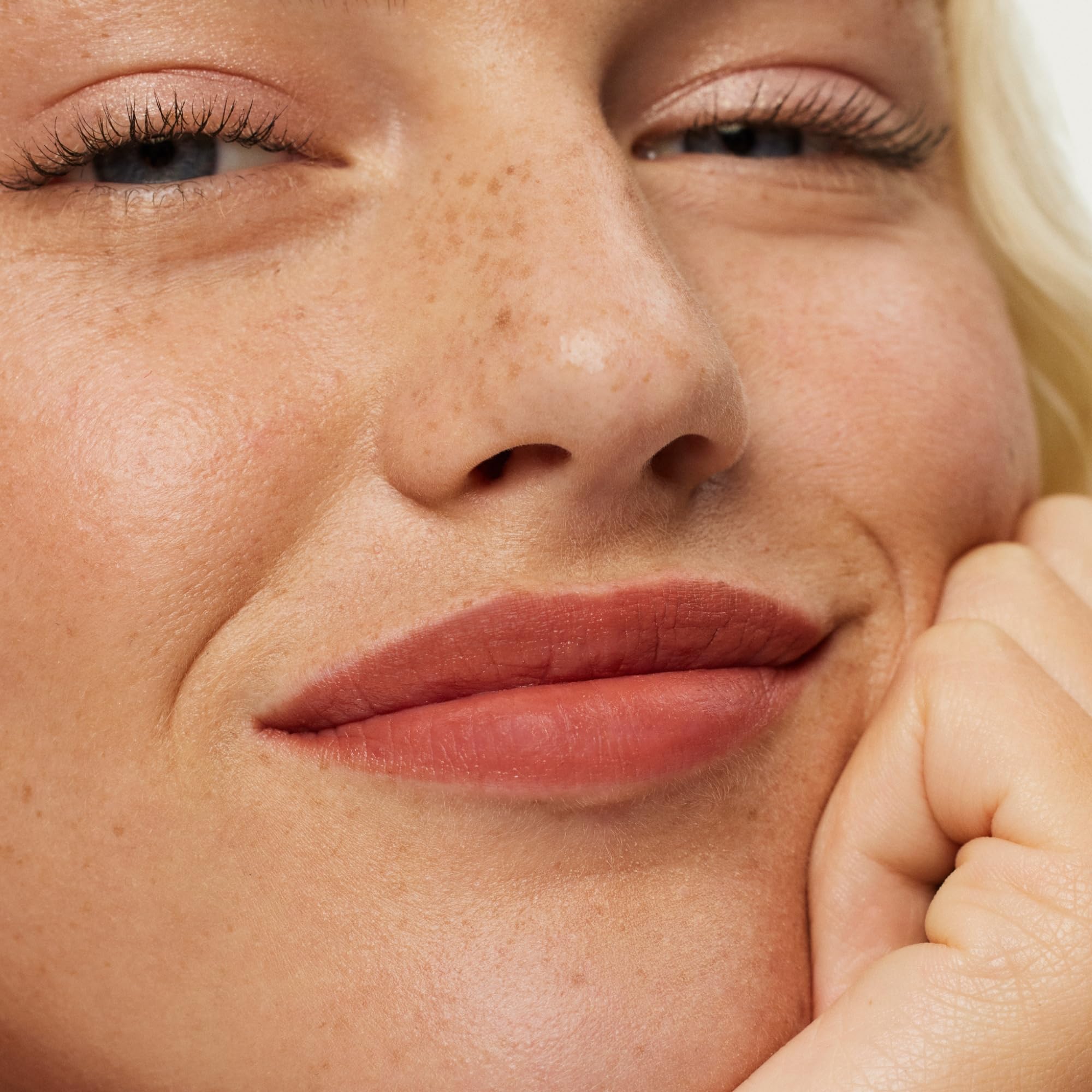 Close-up emphasizing sea succulent and hyaluronic acid actives in ILIA Lip Sketch Earthen
