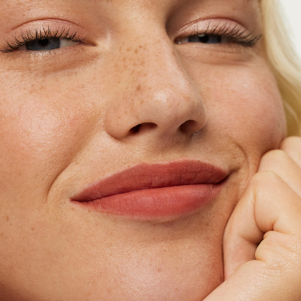 Close-up emphasizing sea succulent and hyaluronic acid actives in ILIA Lip Sketch Earthen