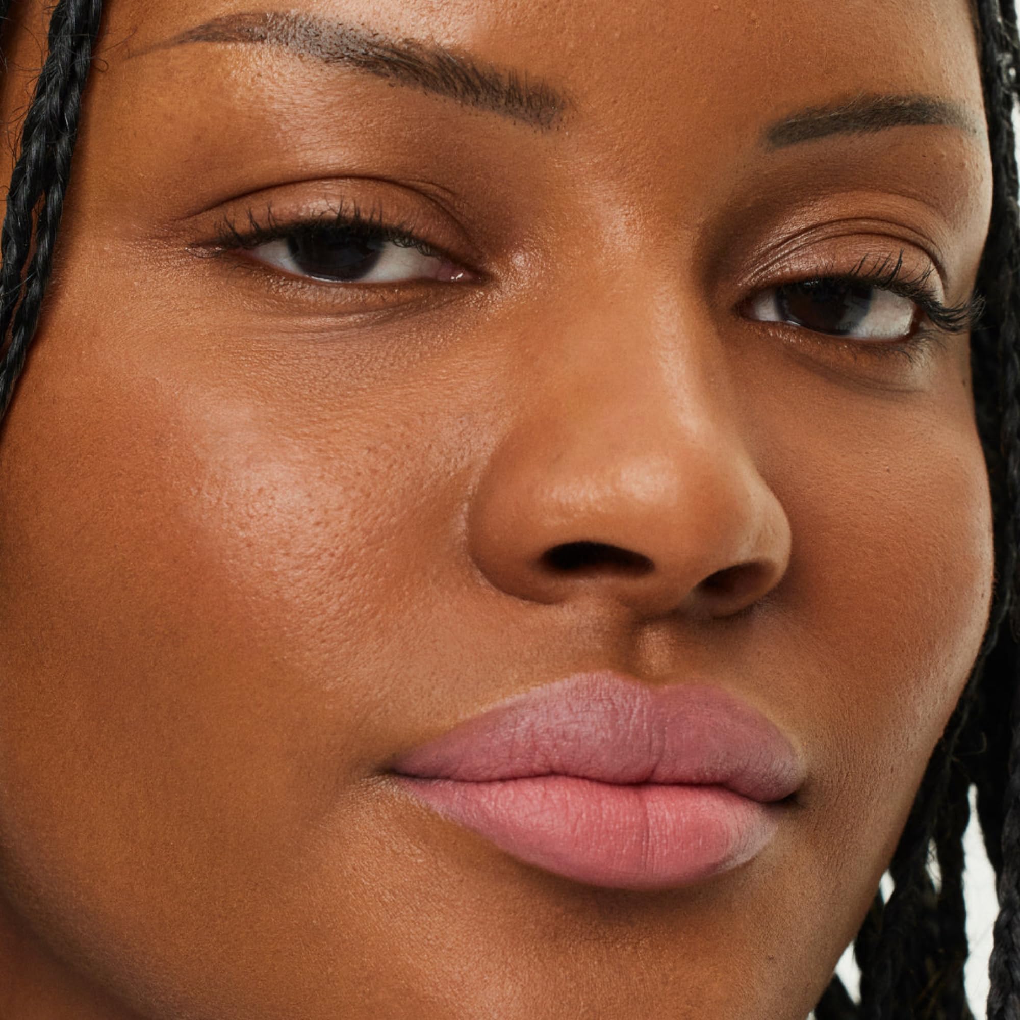 ILIA Lip Sketch Seaweed extract defines lip shape and contour.