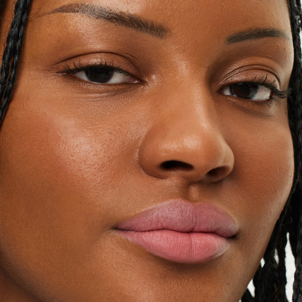 ILIA Lip Sketch Seaweed extract defines lip shape and contour.