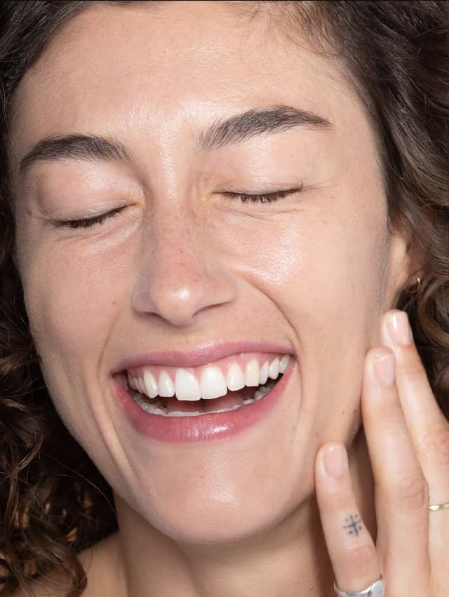ILIA Super Serum Skin Tint application demonstrates easy dispense and blend.