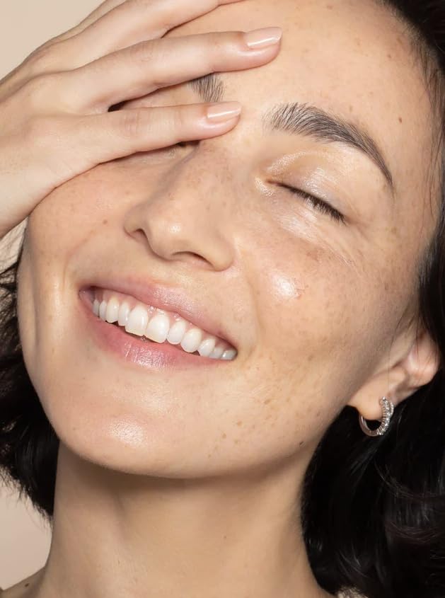 ILIA Super Serum Skin Tint SPF 40 packaging label highlights vegan and cruelty-free formula.